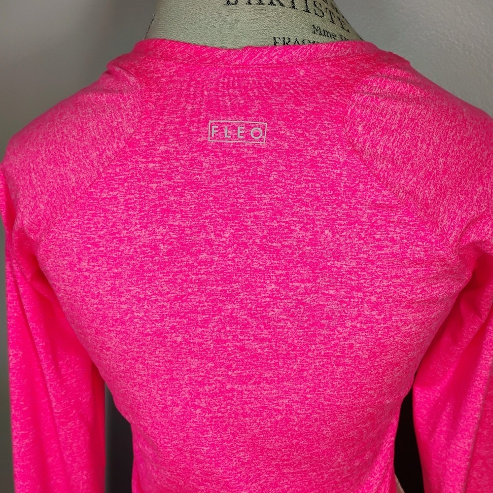 FLEO Cropped Workout Top Womens Medium Bright Pink Thumb Holes Athletic Sporty - Picture 4 of 8